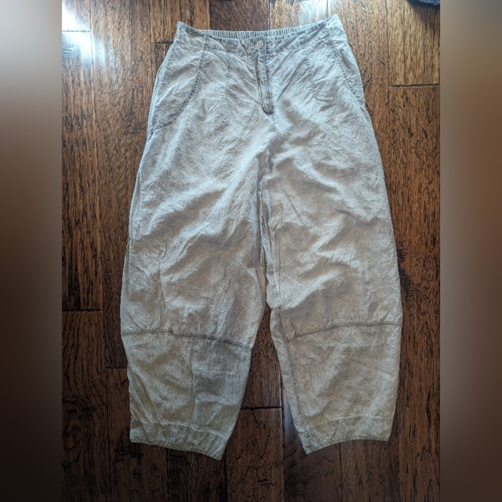 Relaxed Linen-Silk Blend Cropped Pants in Light Gray
